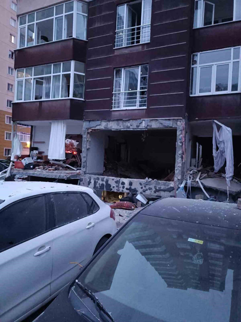 Beylikdüzü’nde 14 katlı binada patlama: 1 ölü, 3 yaralı