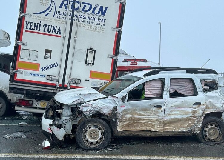 Bitlis’te etkili siste zincirleme kaza: 23 araç birbirine girdi