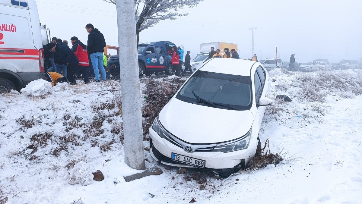 Bitlis'te etkili siste zincirleme kaza: 23 araç birbirine girdi