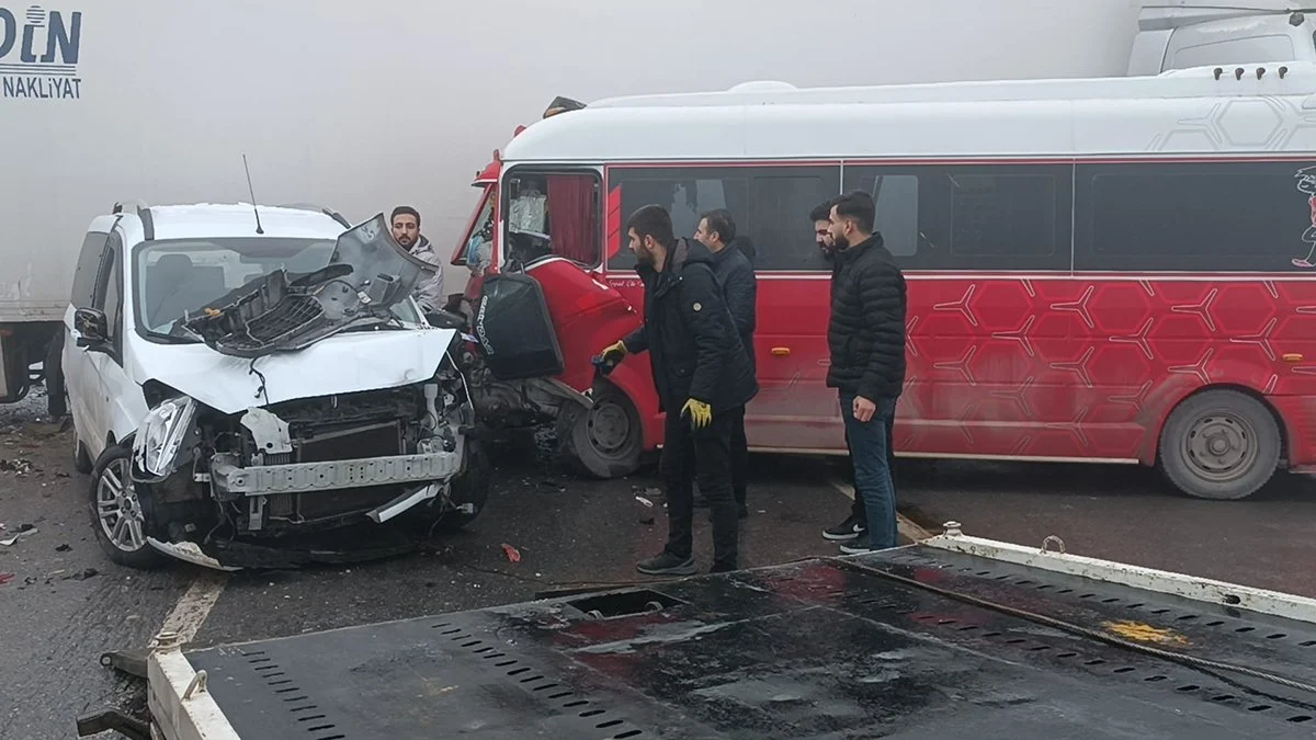Bitlis'te etkili siste zincirleme kaza: 23 araç birbirine girdi