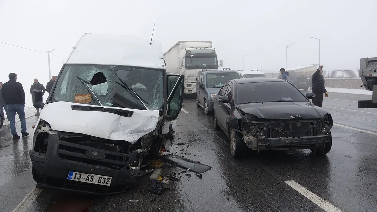 Bitlis'te etkili siste zincirleme kaza: 23 araç birbirine girdi