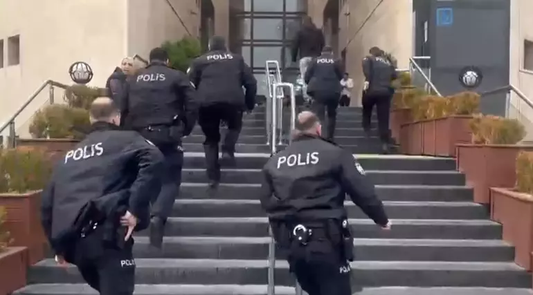 2 kişinin öldürüldüğü adliyedeki silahlı saldırıda yeni detaylar 4 2 kişinin öldürüldüğü adliyedeki silahlı saldırıda yeni detaylar