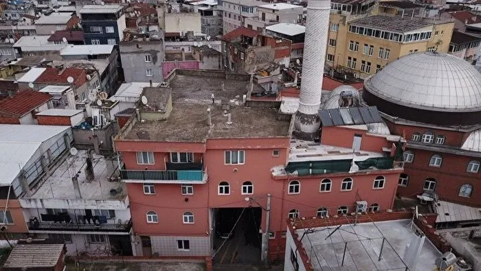 Bu caminin altından sokak ve yol geçiyor!