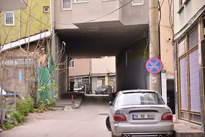 Bu caminin altından sokak ve yol geçiyor!