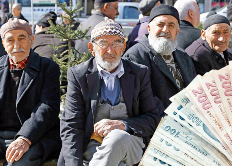 En düşük emekli maaşı 16 bin 881 liraya yükseltiliyor 1 SSK, Bağkur, memur ve memur emeklisi için heyecanlı bekleyiş başladı!