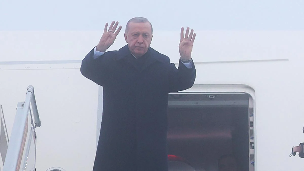 Erdoğan ‘Rabia’ işareti ile Mısır’a gitti, Sisi ile tokalaştı