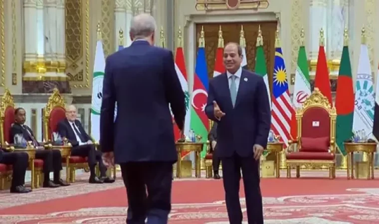 Erdoğan ‘Rabia’ işareti ile Mısır’a gitti, Sisi ile tokalaştı