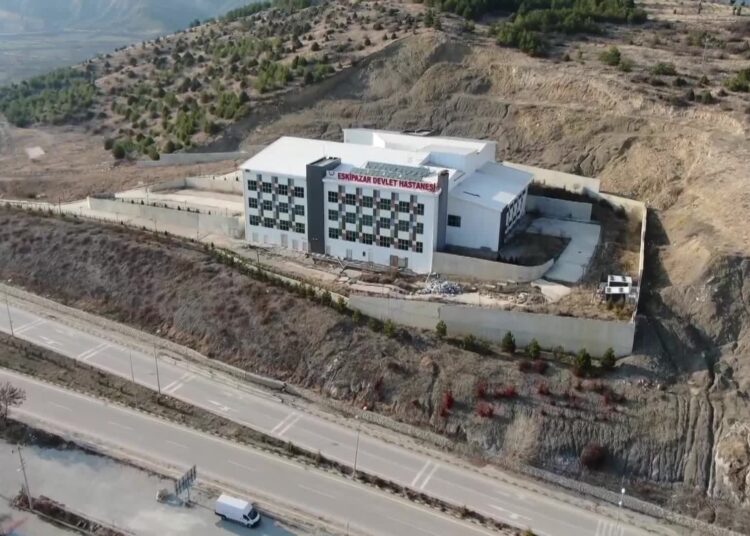 Hastane 2017’de yapıldı, 2020’de kapatıldı; şimdi de çürüyor! 1 Hastane 2017’de yapıldı, 2020’de kapatıldı; şimdi de çürüyor!