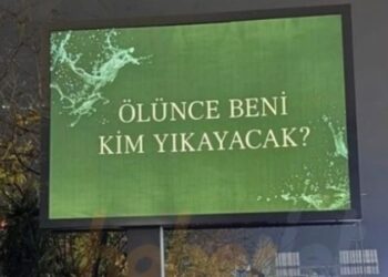 İstanbul’da dikkat çeken reklam panoları: ‘Ölünce beni kim yıkayacak?’