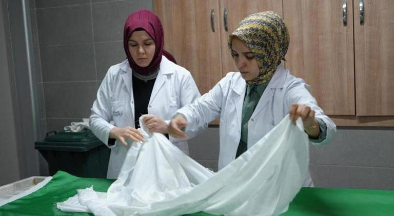 Gassallar mesleklerinin zorluklarını anlattı: Zihnimizde kalmasın diye ölülerin yüzlerine bakmıyoruz! 5 Gassallar mesleklerinin zorluklarını anlattı: Zihnimizde kalmasın diye ölülerin yüzlerine bakmıyoruz!