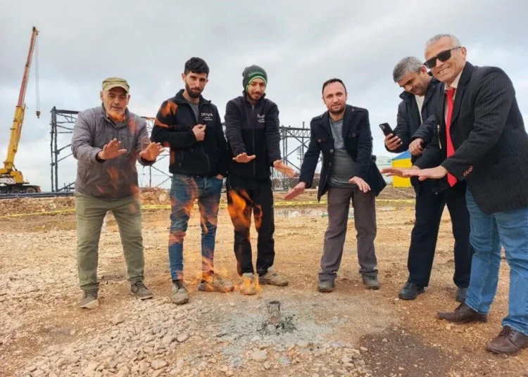 Zemin etüdü çalışmasında gaz buldular, 3 gündür yanıyor 1 Zemin etüdü çalışmasında gaz buldular, 3 gündür yanıyor