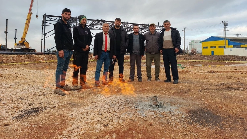Zemin etüdü çalışmasında gaz buldular, 3 gündür yanıyor 3 Zemin etüdü çalışmasında gaz buldular, 3 gündür yanıyor