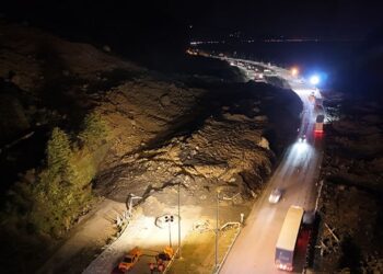 Heyelan sahil yolunu kapattı! Bir araç ve içindeki üç kişi toprak altında