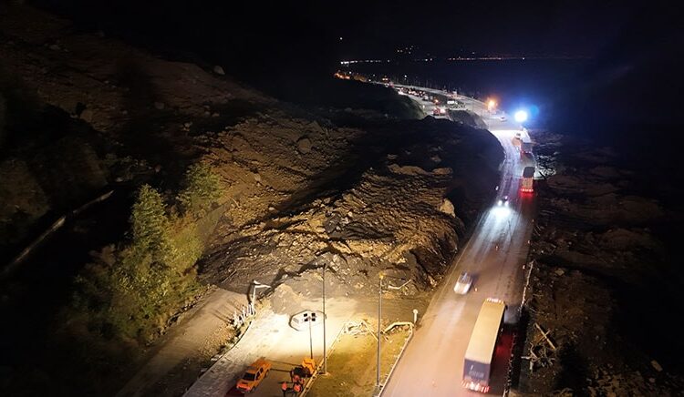 Heyelan sahil yolunu kapattı! Bir araç ve içindeki üç kişi toprak altında 1 Heyelan sahil yolunu kapattı! Bir araç ve içindeki üç kişi toprak altında