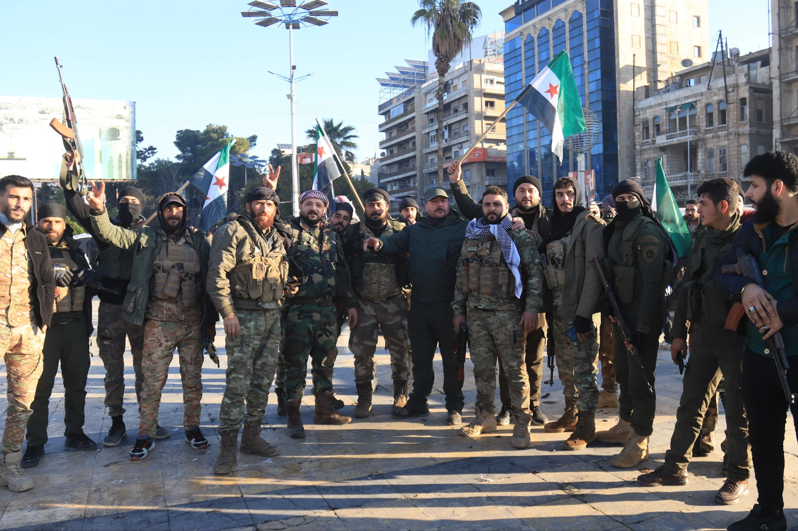 İlk iş Esad'ın heykelini yıktılar 3 İlk iş Esad'ın heykelini yıktılar