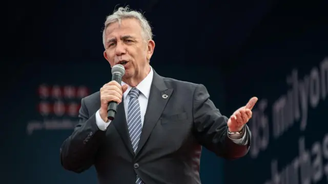 Hüsnü Yusuf Turabiç yazdı l 2024’ten 2025’e siyaset!