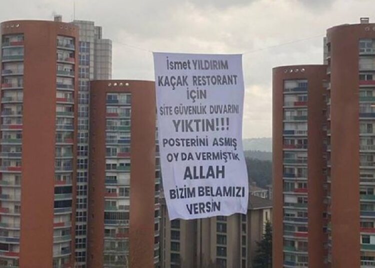 AK Partili belediye başkanına dev pankartla protesto: Oy vermiştik, Allah belamızı versin