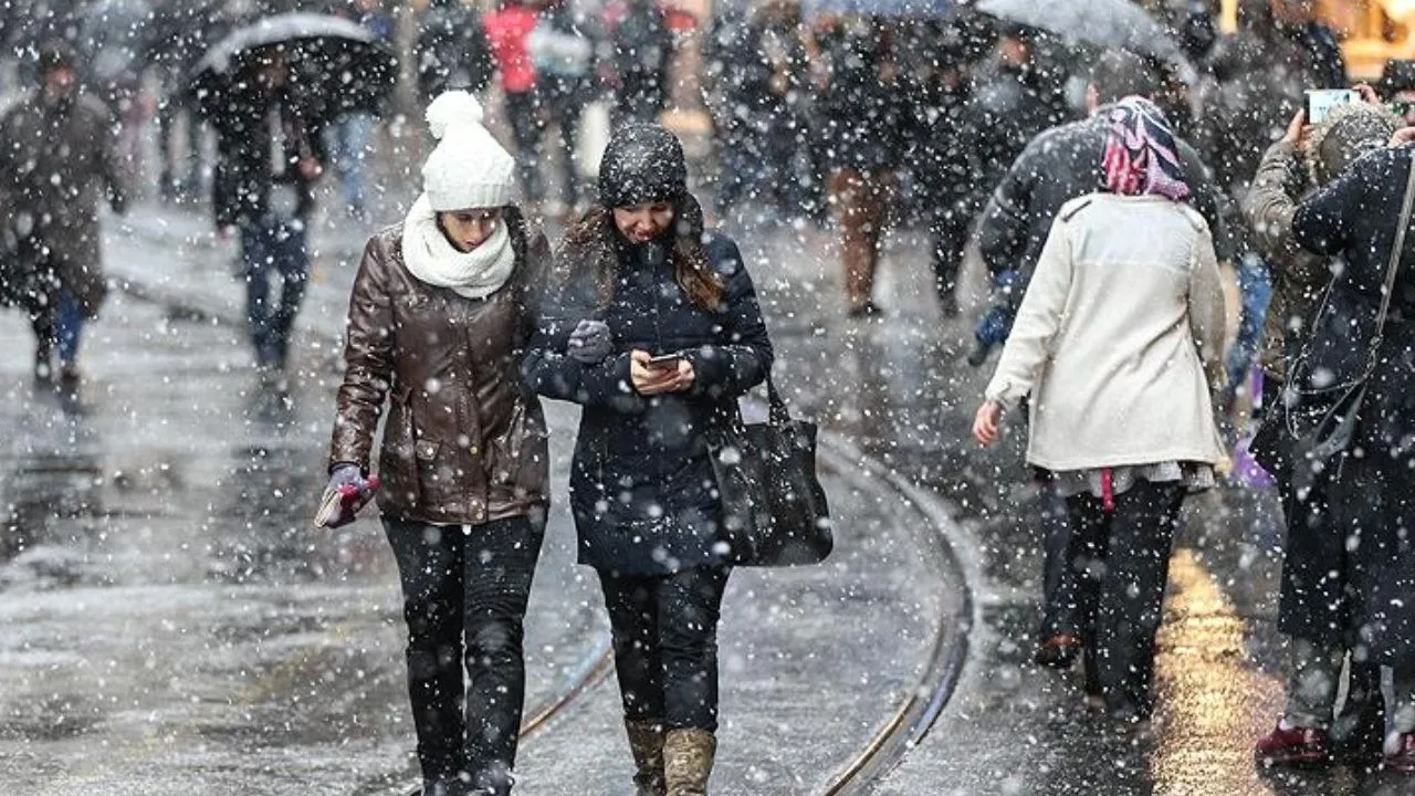 Tahminler tutarsa, İstanbul'a 15 gün boyunca kar yağacak 3 Tahminler tutarsa, İstanbul'a 15 gün boyunca kar yağacak