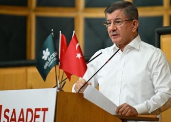 Ahmet Davutoğlu’nun “AKP’den kopmadım” açıklamasının ardından: Gelecek, Saadet ve DEVA, ‘çatı parti’ için bir kez daha toplanıyor
