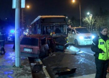 Alibeyköy’de feci kaza: Otomobil İETT otobüsüyle çarpıştı, 2 kişi öldü