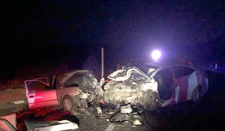 İki otomobil kafa kafaya çarpıştı: 4 ölü, 2 yaralı