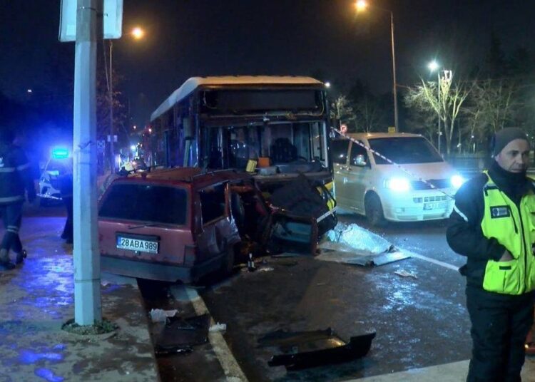 Alibeyköy'de feci kaza: Otomobil İETT otobüsüyle çarpıştı, 2 kişi öldü 1 Alibeyköy’de feci kaza: Otomobil İETT otobüsüyle çarpıştı, 2 kişi öldü