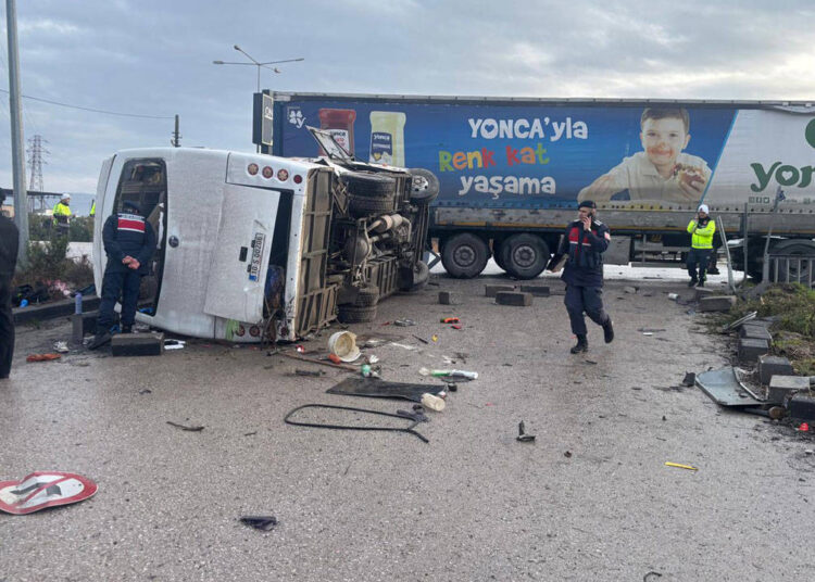 Öğrenci servisi TIR'la çarpıştı! 8 öğrencinin durumu ağır 1 Öğrenci servisi TIR’la çarpıştı! 8 öğrencinin durumu ağır