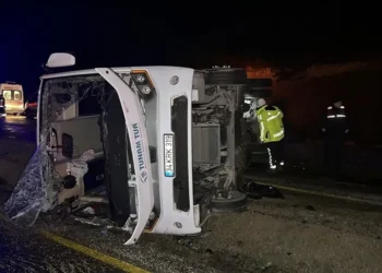 Cenazeye gidenleri taşıyan midibüs devrildi: 1 ölü, 23 yaralı!