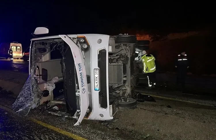 Cenazeye gidenleri taşıyan midibüs devrildi: 1 ölü, 23 yaralı!