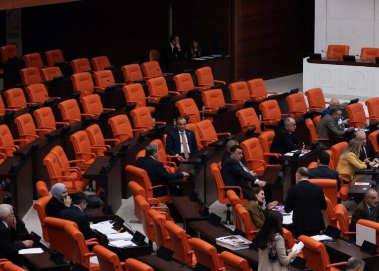 Meclis’te sandalye dağılımı değişti: İşte partilerin milletvekili sayısı