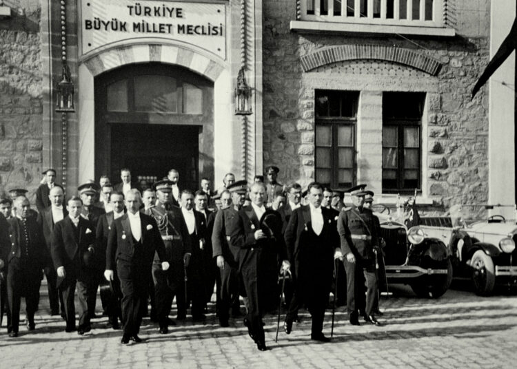 Atatürk ‘Vekil maaşları öğretmeni geçmesin’ deyince TBMM, milletvekili maaşlarını yüzde 30 indirmiş!