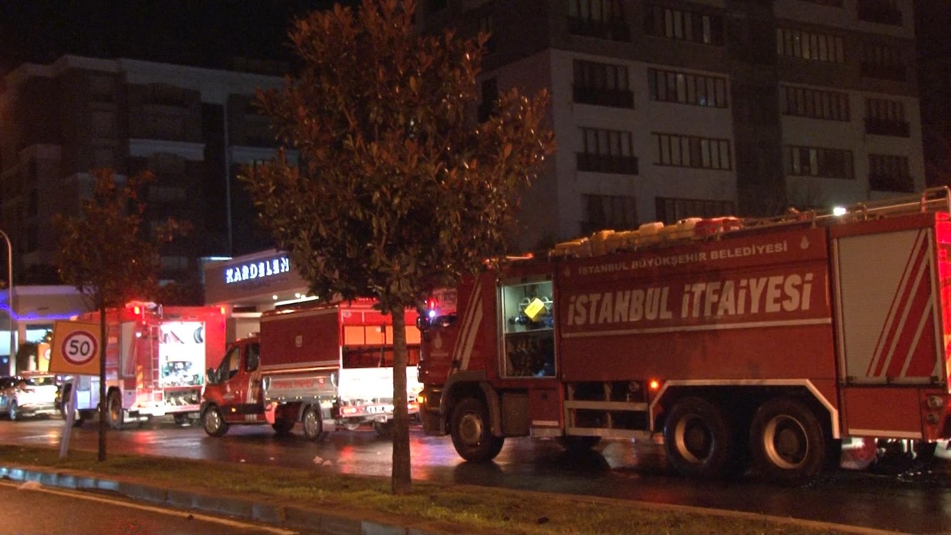 Başakşehir’de elektrikli otomobil, şarjda iken yandı
