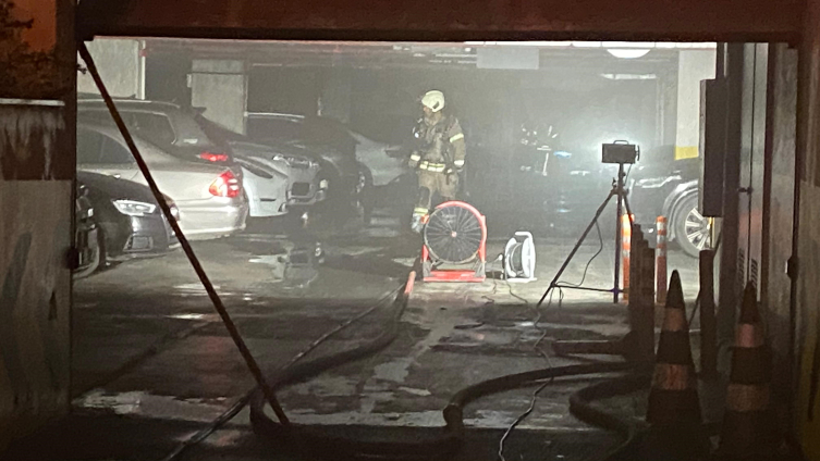 Başakşehir’de elektrikli otomobil, şarjda iken yandı