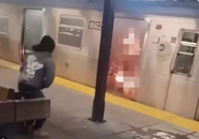 Metroda uyuyan kadını diri diri yaktı