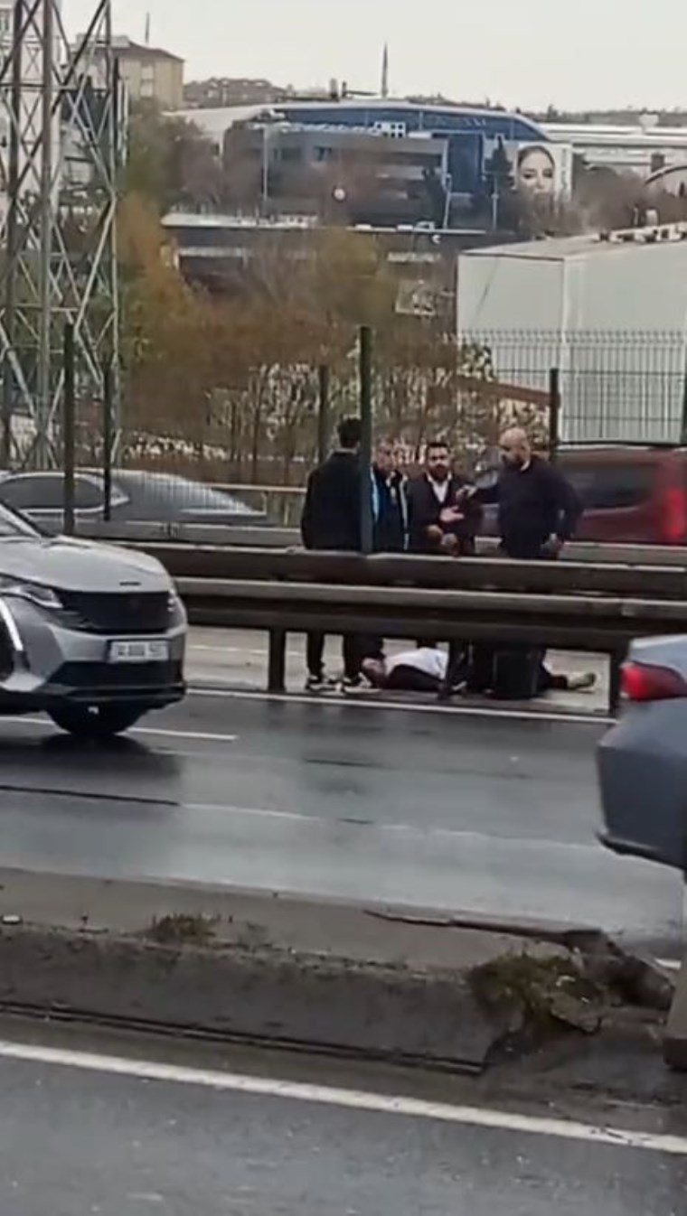Görünmez kaza: Hareket halindeki metrobüste tuttuğu kapı ile yere düştü 3 Görünmez kaza: Hareket halindeki metrobüste tuttuğu kapı ile yere düştü