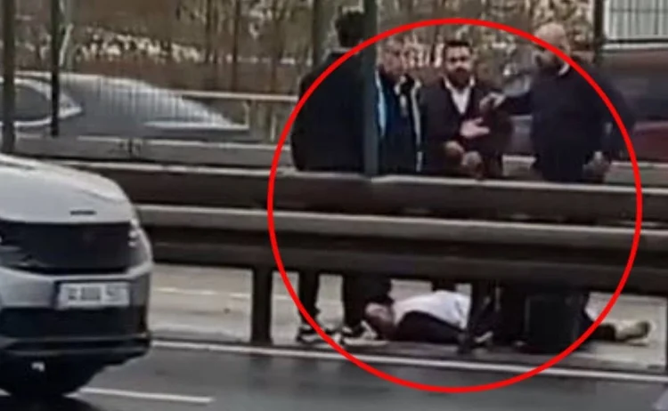Görünmez kaza: Hareket halindeki metrobüste tuttuğu kapı ile yere düştü 1 Görünmez kaza: Hareket halindeki metrobüste tuttuğu kapı ile yere düştü