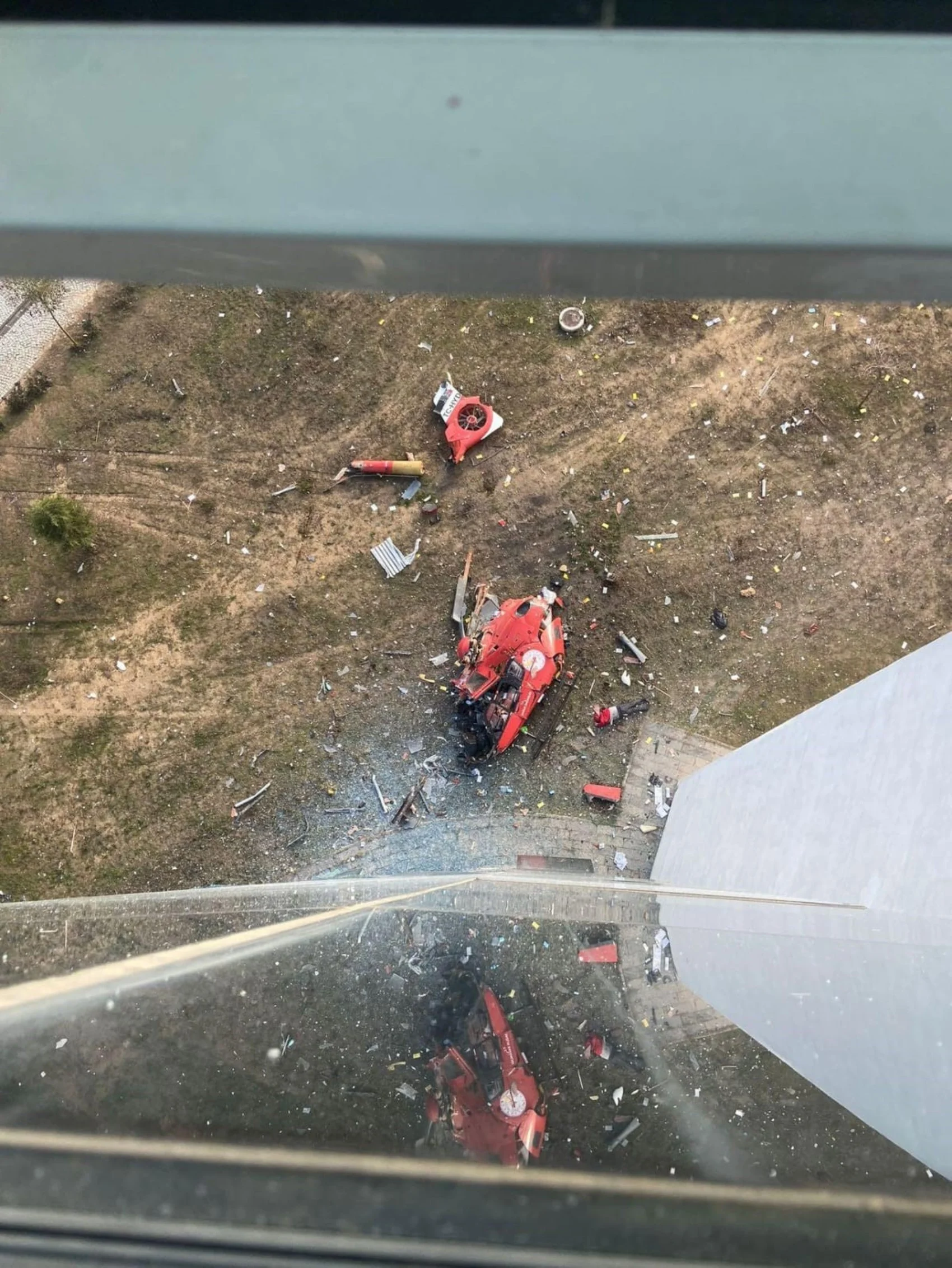 Ambulans helikopter yoğun siste hastaneye çarptı, 4 kişi hayatını kaybetti 2 Ambulans helikopter yoğun siste hastaneye çarptı, 4 kişi hayatını kaybetti