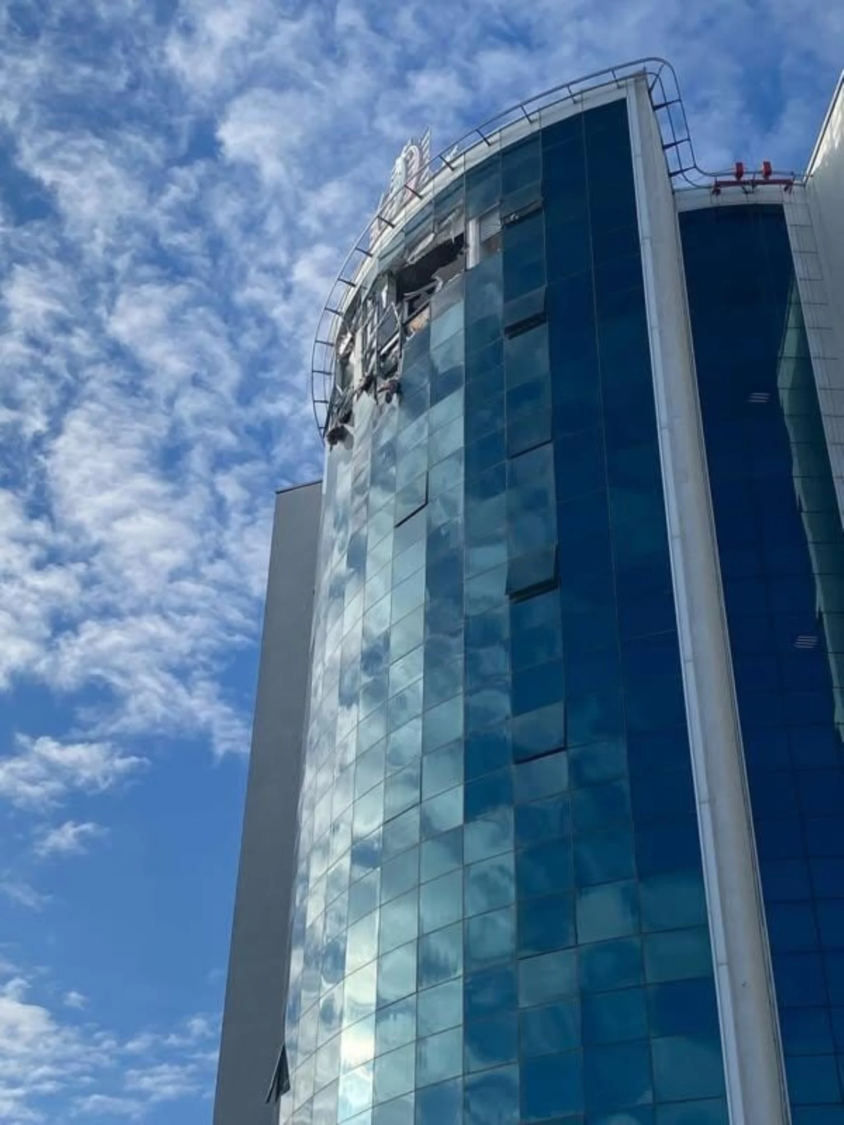 Ambulans helikopter yoğun siste hastaneye çarptı, 4 kişi hayatını kaybetti 3 Ambulans helikopter yoğun siste hastaneye çarptı, 4 kişi hayatını kaybetti
