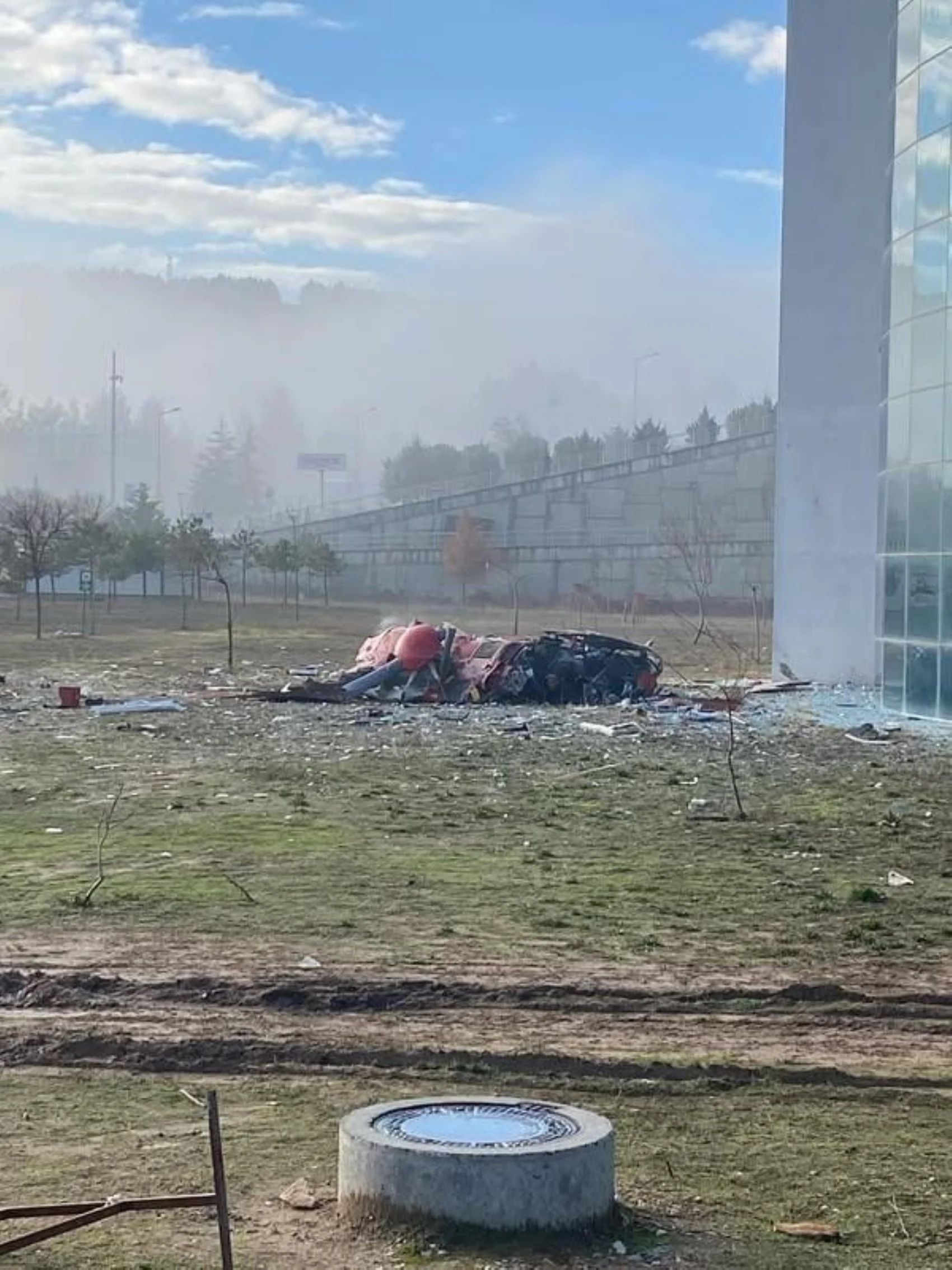 Ambulans helikopter yoğun siste hastaneye çarptı, 4 kişi hayatını kaybetti 4 Ambulans helikopter yoğun siste hastaneye çarptı, 4 kişi hayatını kaybetti