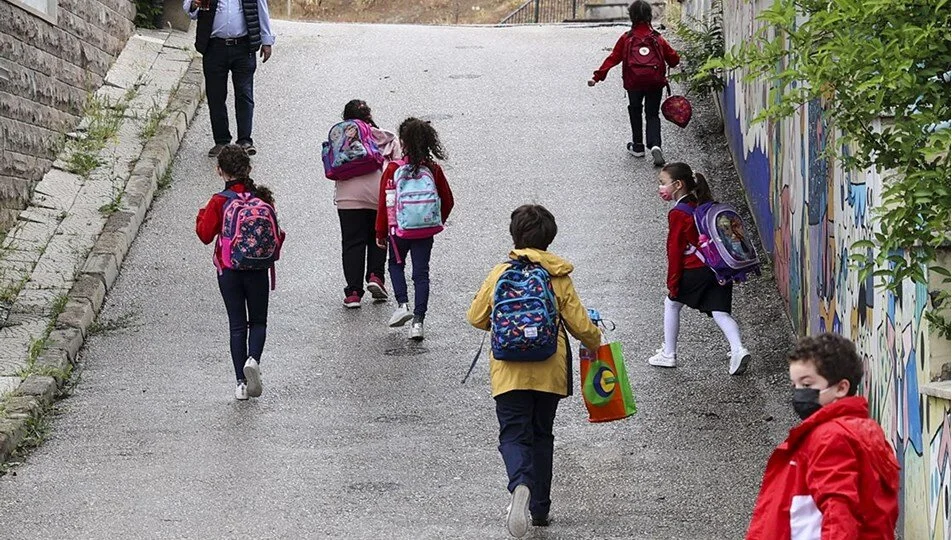 MEB Kararnamesi yayımlandı! Okullardaki serbest kıyafet uygulaması kaldırıldı!