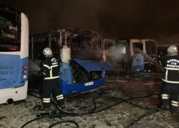 Park halindeki 5 halk otobüsü yandı… Kundaklama şüphesi!