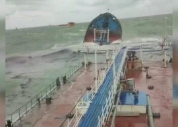 Karadeniz’de binlerce ton petrol yüklü tanker fırtınada battı