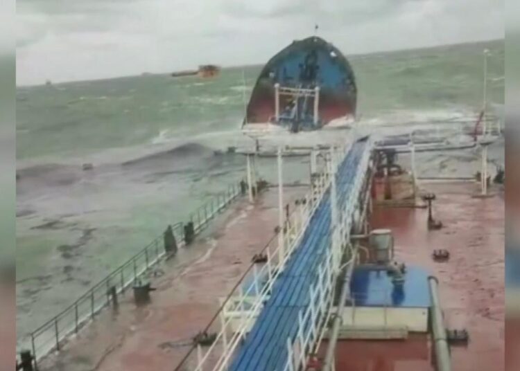 Karadeniz’de binlerce ton petrol yüklü tanker fırtınada battı