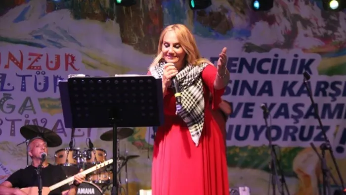 Gözaltına alınan sanatçı Pınar Aydınlar, serbest bırakıldı 1 Gözaltına alınan sanatçı Pınar Aydınlar, serbest bırakıldı