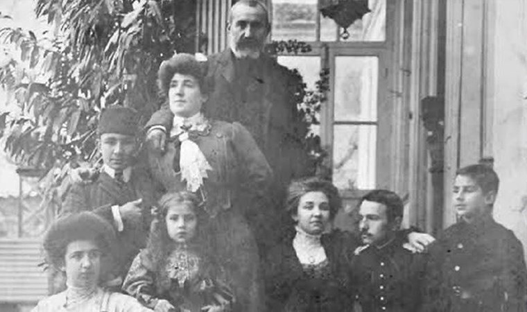 Ekranlara ara verdi; Şakir Paşa Ailesi dizisinin köşkü ve plato yangında kül oldu! 4 Ekranlara ara verdi; Şakir Paşa Ailesi dizisinin köşkü ve plato yangında kül oldu!