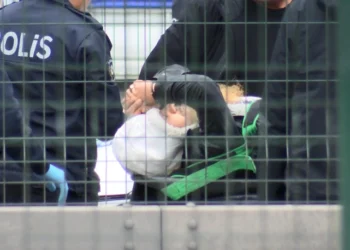 Şirinevler'de polise bıçak çeken şüpheli IŞİD üyeliğinden aranıyormuş! 1 Kimlik kontrolünden kaçtı, polise bıçak çekti, bacağından vuruldu