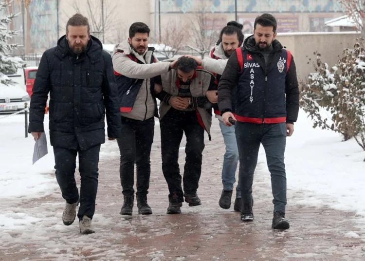 Annesini boğarak, ikizini başından vurarak öldürdü 1 Annesini boğarak, ikizini başından vurarak öldürdü