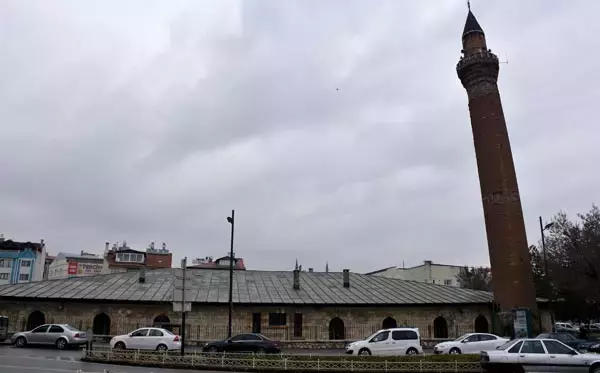 Sivas’ta Pisa Kulesine benzetilen minare için çalışma başlatıldı 1 Sivas’ta Pisa Kulesine benzetilen minare için çalışma başlatıldı