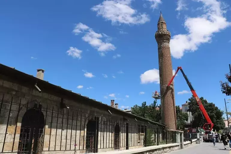 Sivas’ta Pisa Kulesine benzetilen minare için çalışma başlatıldı 2 Sivas’ta Pisa Kulesine benzetilen minare için çalışma başlatıldı