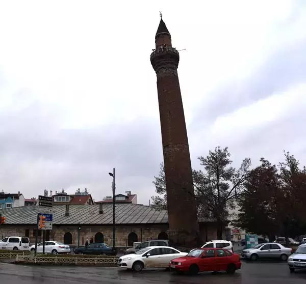 Sivas’ta Pisa Kulesine benzetilen minare için çalışma başlatıldı 5 Sivas’ta Pisa Kulesine benzetilen minare için çalışma başlatıldı